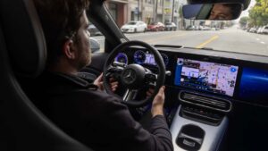 Fører i Mercedes med infotainmentskærm