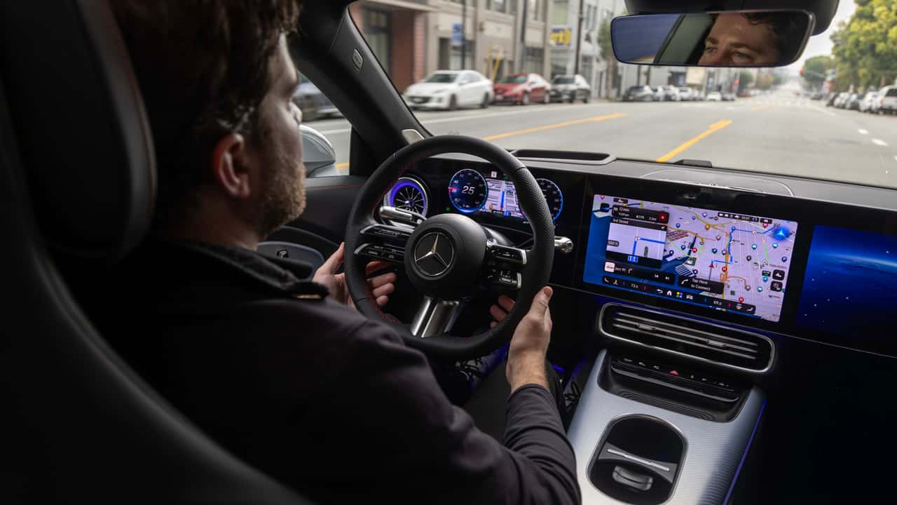 Fører i Mercedes med infotainmentskærm