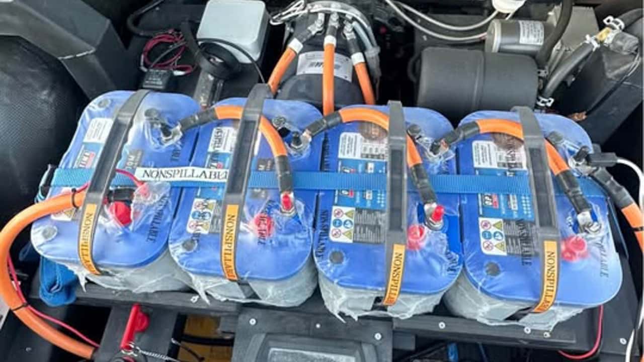 Batteripakke under motorhjelm i elbil