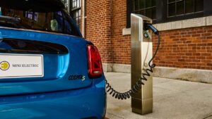Mini Electric lader ved ladestation