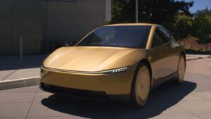 Gul elektrisk bil parkeret udendørs