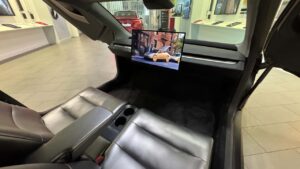 Tesla interiør med skærm i showrum