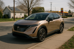 Nissan Ariya parkeret ved fortovet