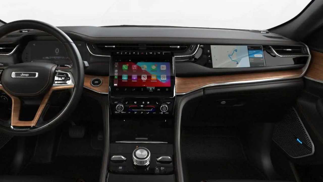 Jeep interiør med moderne infotainment-system