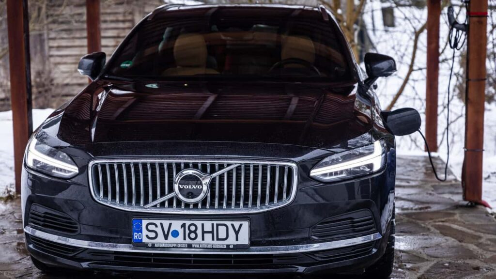 Volvo parkering i carport