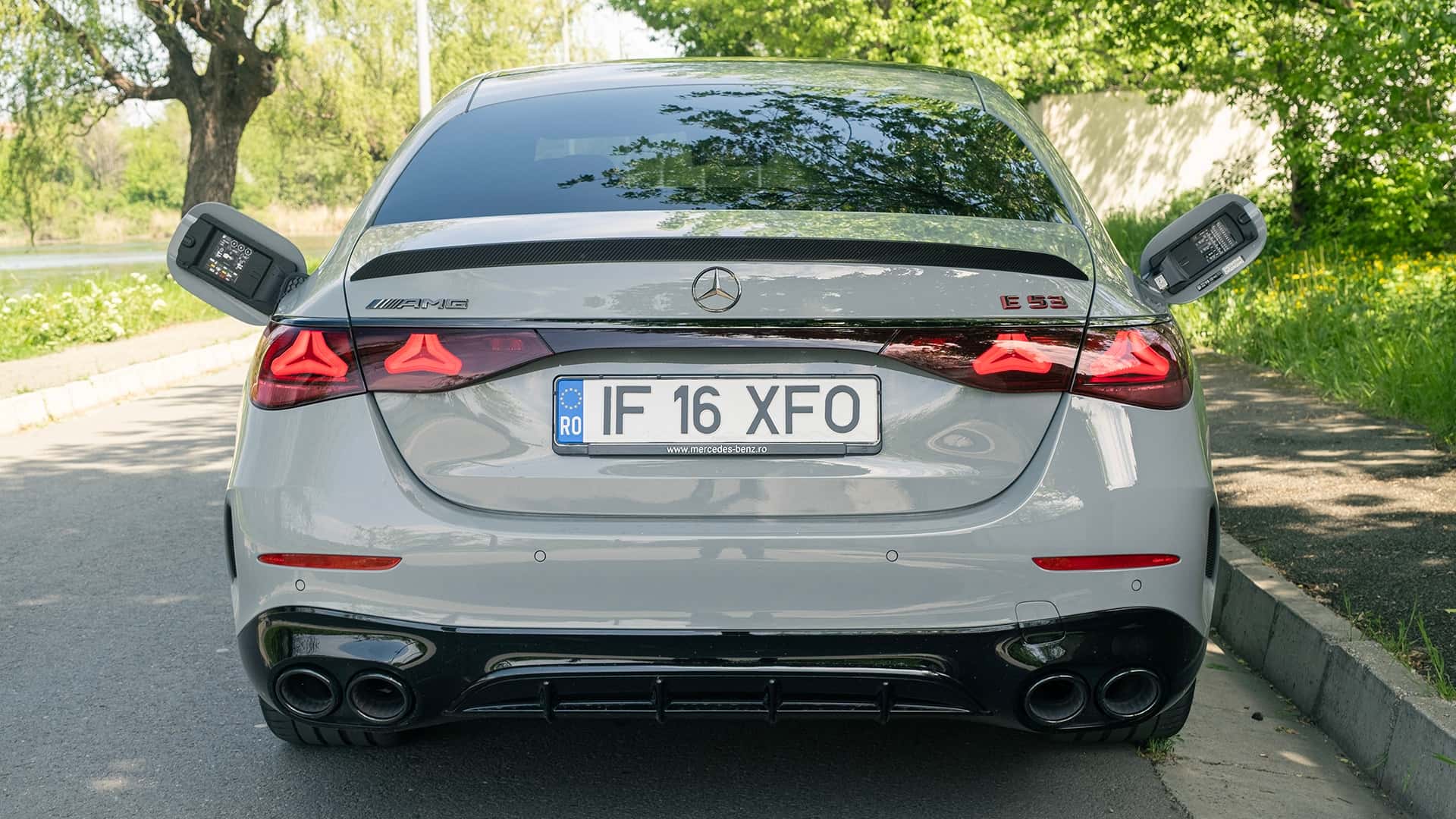 Mercedes E53 AMG parkeret ved vejkant