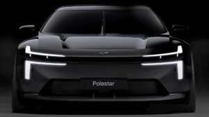 Forfra af sort Polestar elbil i mørke omgivelser