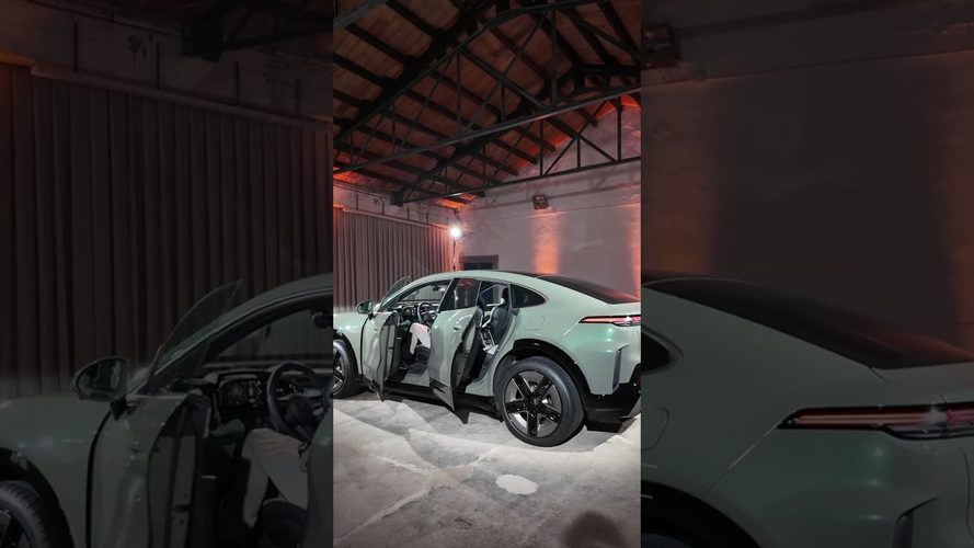 Elektrisk bil i showroom med åbne døre