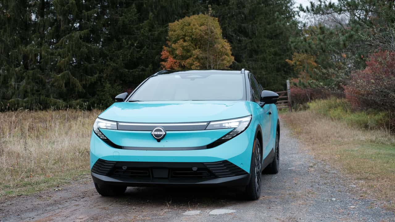 Nissan elektrisk SUV parkeret på grusvej
