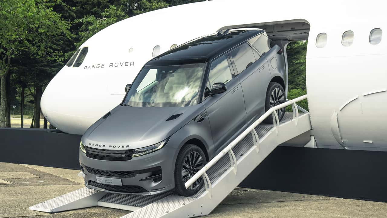 Range Rover SUV forlader fly via rampe