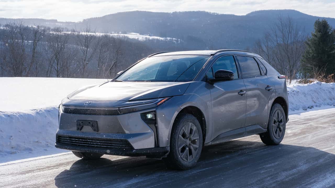 Toyota bZ4X på sneklædt vej