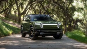 Rivian SUV parkeret i skovområde