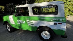Elektrisk varevogn med Steam Whistle branding parkeret