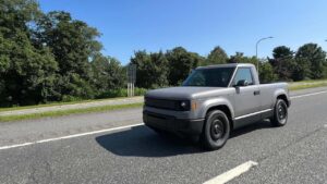Kompakt elektrisk pickup på landevej