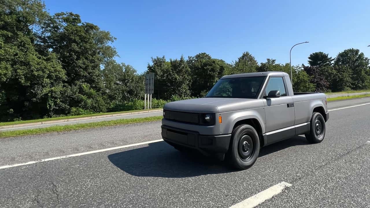 Kompakt elektrisk pickup på landevej