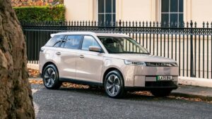 Elektrisk SUV fra Jetour parkeret ved fortov