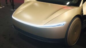 Futuristisk konceptbil i showroom