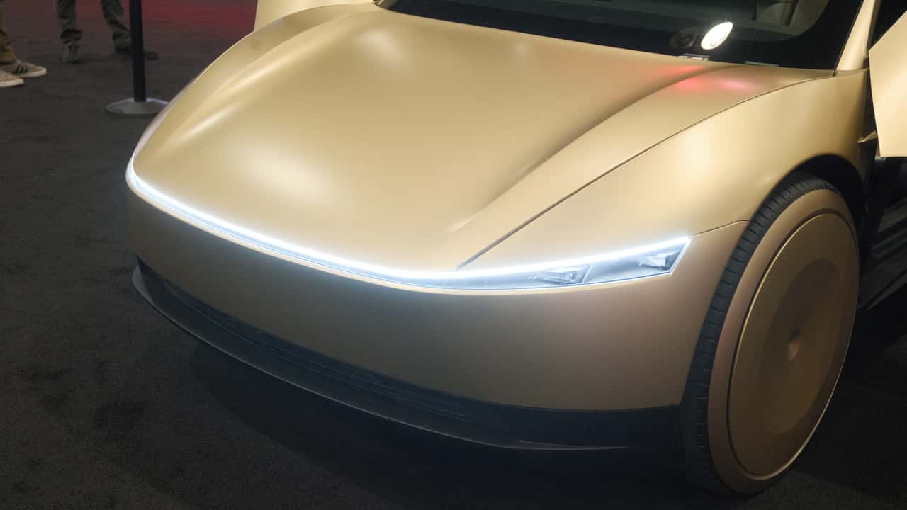Futuristisk konceptbil i showroom