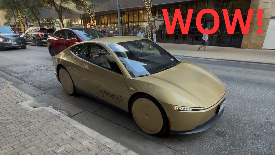 Guld Tesla Cybertruck parkeret i byen