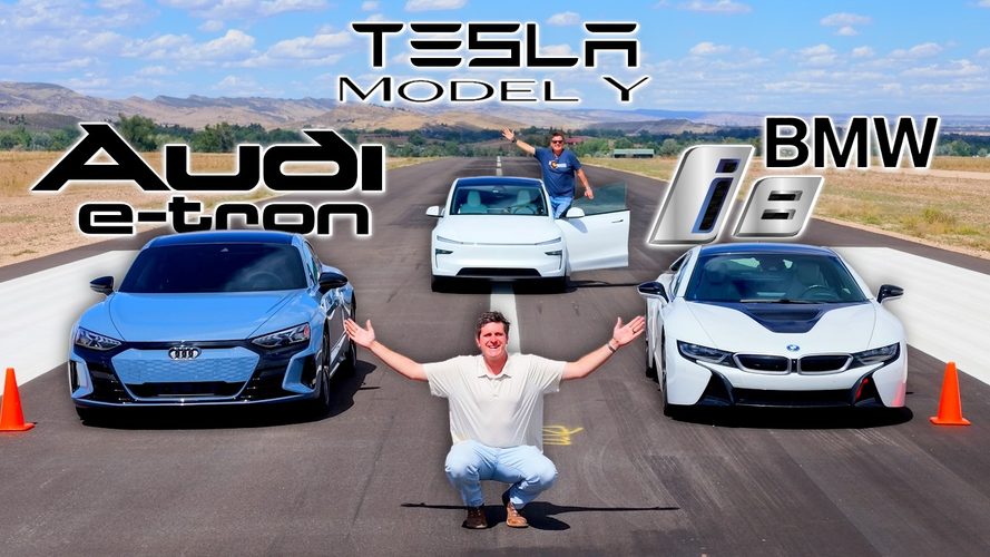 Audi e-tron, Tesla Model Y og BMW i8 på lukket vej