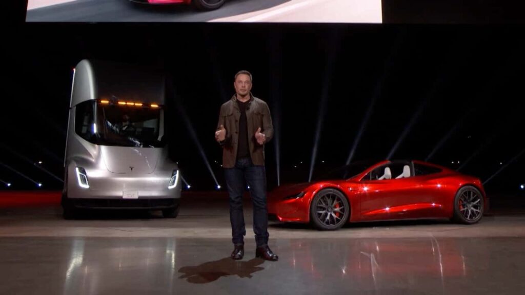 Tesla Semi og Roadster i showroom med mand