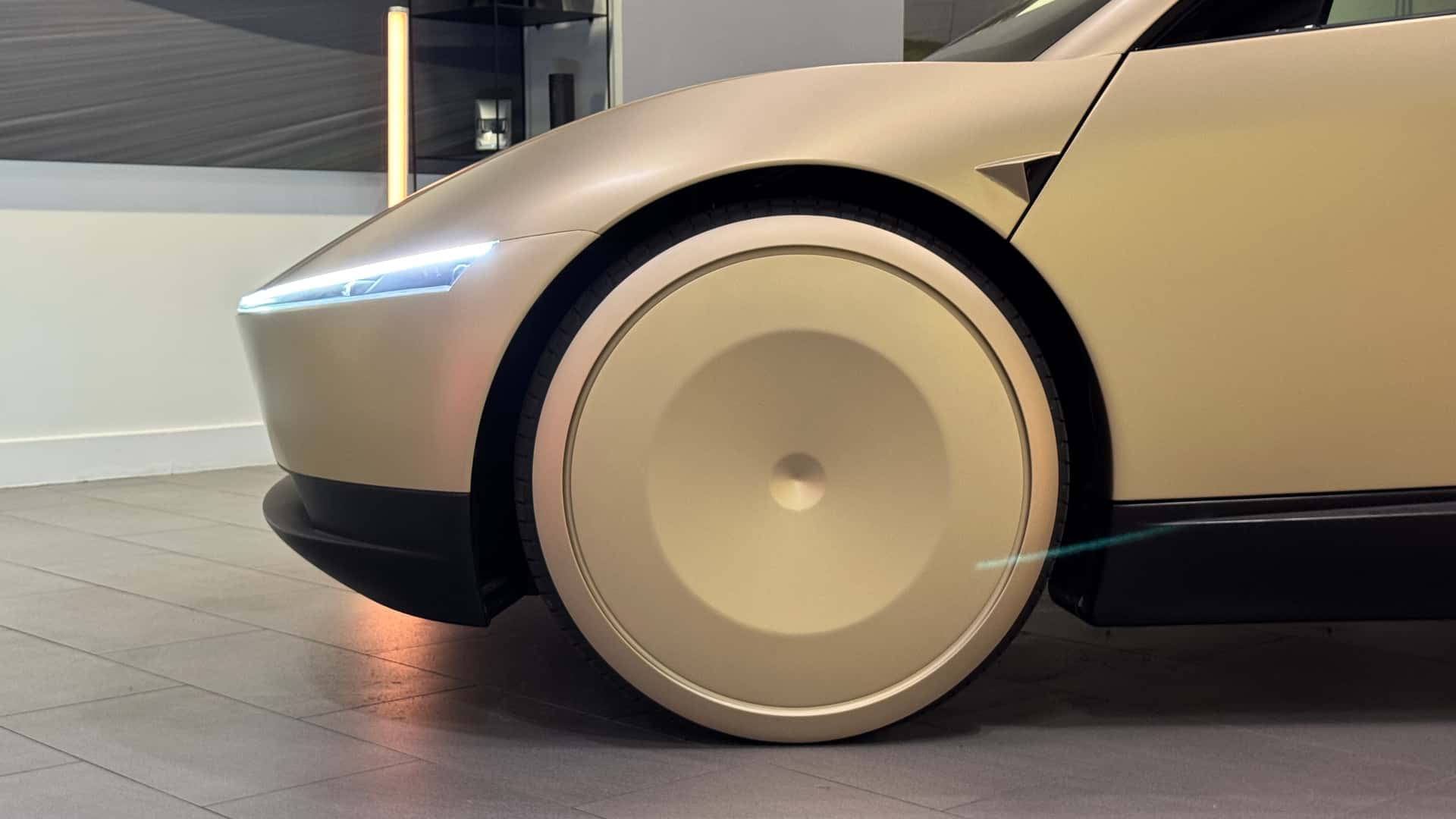 Nærbillede af futuristisk elektrisk bil i showroom