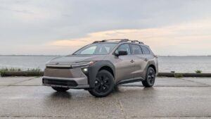 Toyota elektrisk SUV parkeret ved kysten
