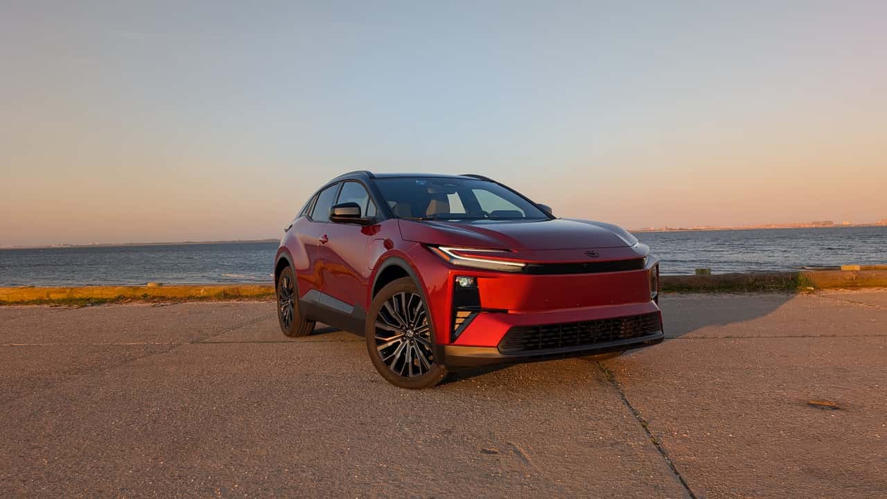 Red elektrisk SUV med Leapmotor logo ved vandet