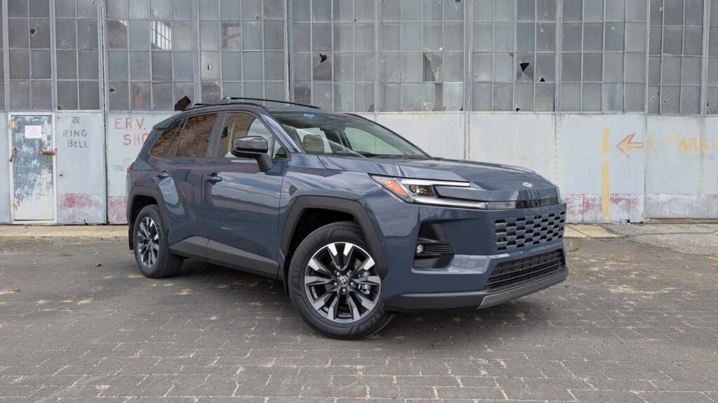 Chevrolet kompakt elektrisk SUV parkeret foran fabrik