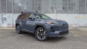 Chevrolet kompakt elektrisk SUV parkeret foran fabrik