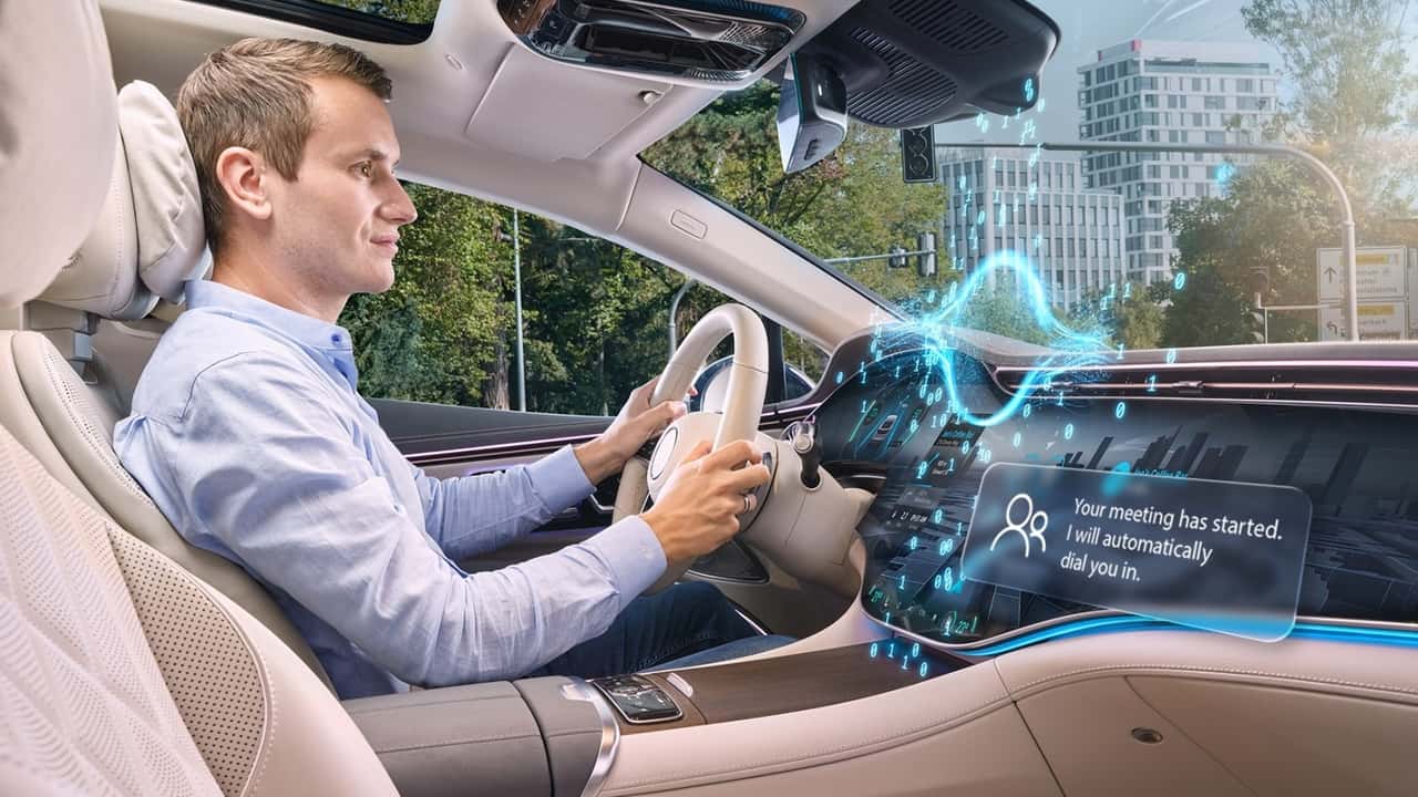 Mand i luksusbilinteriør med digitalt display foran
