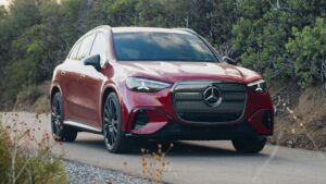 Mercedes elektrisk SUV på landevej
