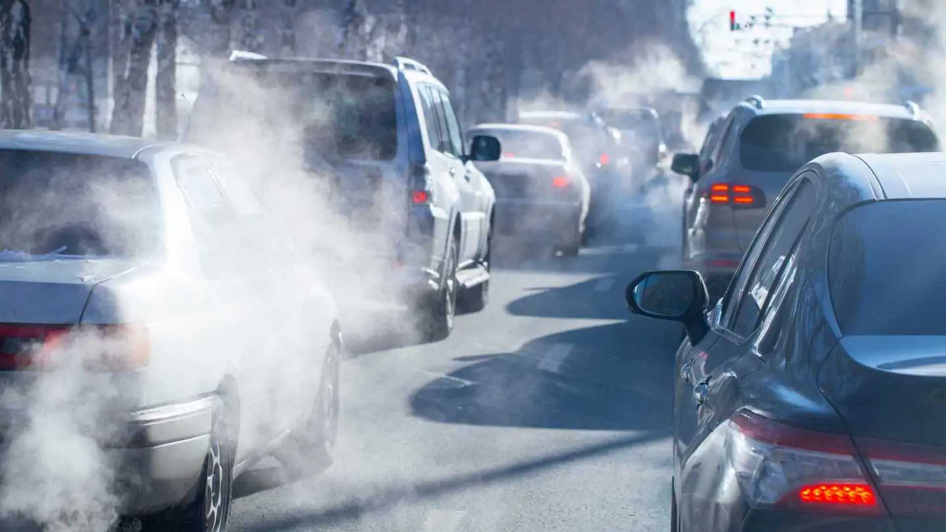 Fossilbiler i tæt trafik udleder synlige dampe