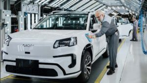 AION elbil i produktion, arbejdstager polerer bilen