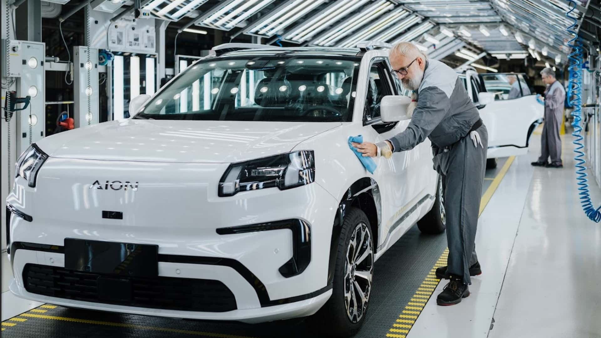 AION elbil i produktion, arbejdstager polerer bilen