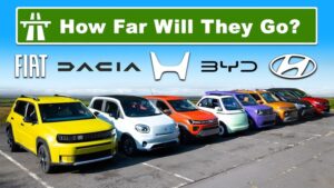 Række af EV-biler fra Fiat, Dacia, Honda, BYD, Hyundai parkeret