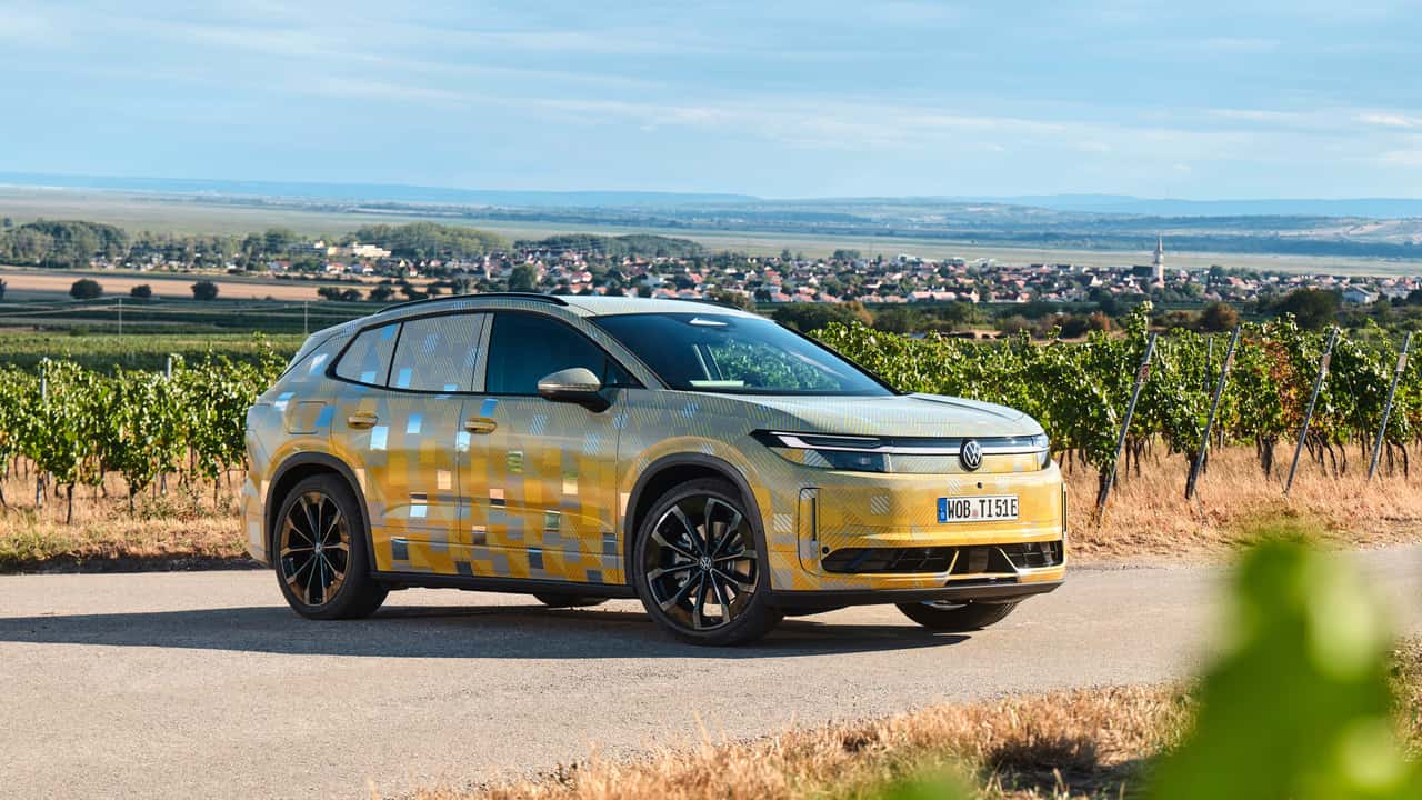 Volkswagen ID. på landevej med vinmarker