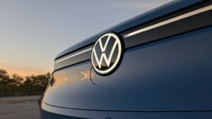 Volkswagen logo på blå bil i solnedgang