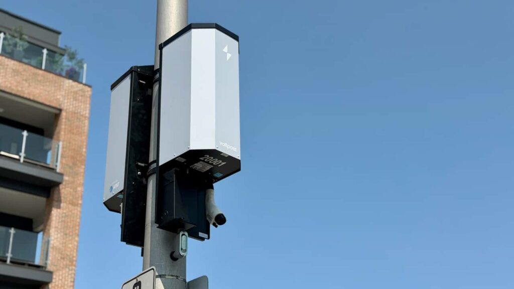 Voltrest opladningsstation monteret på lyspæl