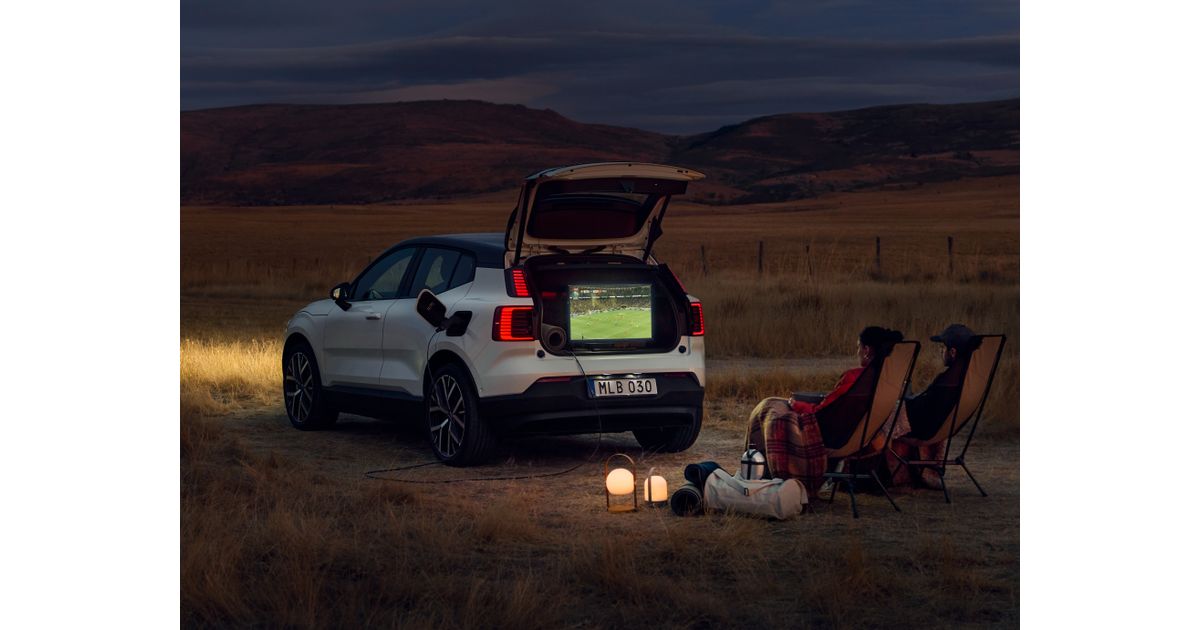 Volvo XC40 med åbent bagagerum bruges som udendørs biograf