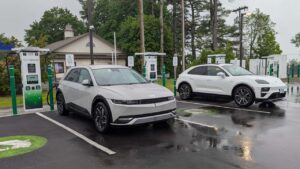 Hyundai Ioniq 5 oplades ved en ladestation