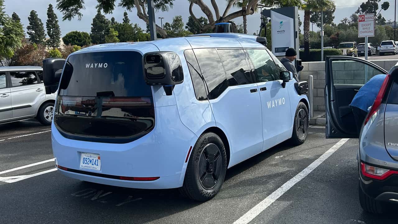 Waymo autonom bil parkeret ved ladestation