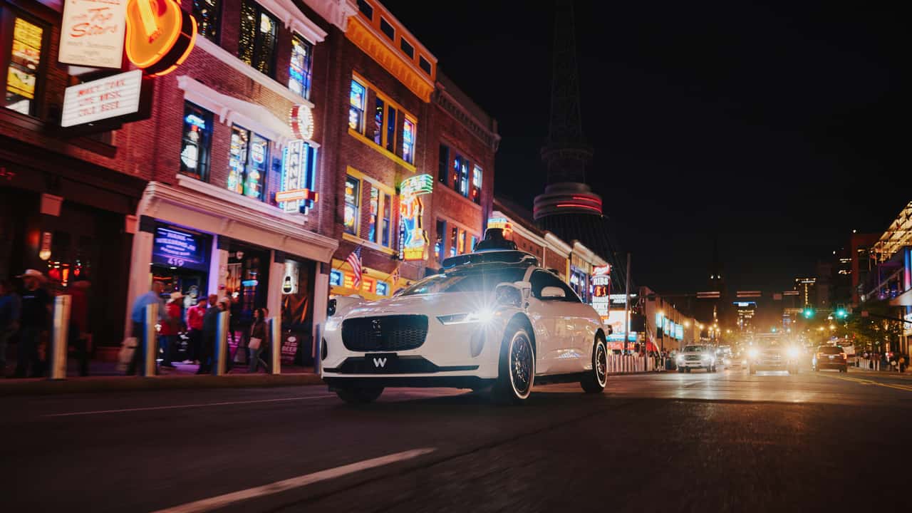 Jaguar I-Pace på natkørsel i by