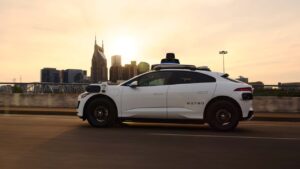 Waymo Jaguar I-PACE i bykørsel ved solnedgang