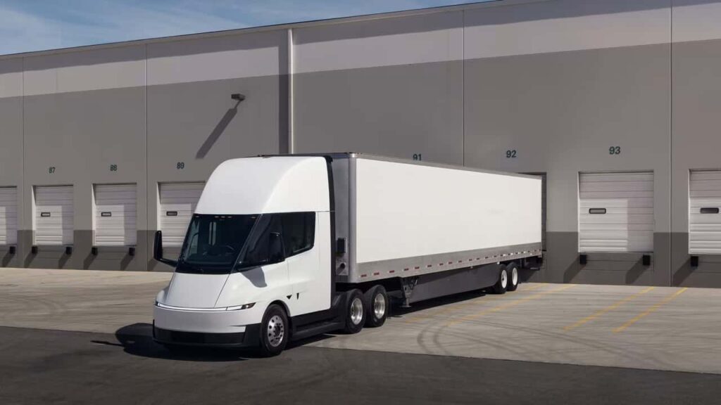 Tesla Semi-lastbil ved lagerbygning