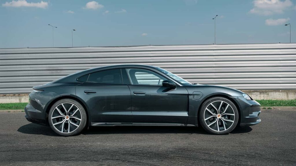 Porsche Taycan parkeret ved barriere