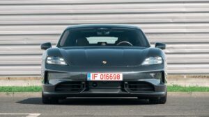 Porsche Taycan parkeret foran bygning