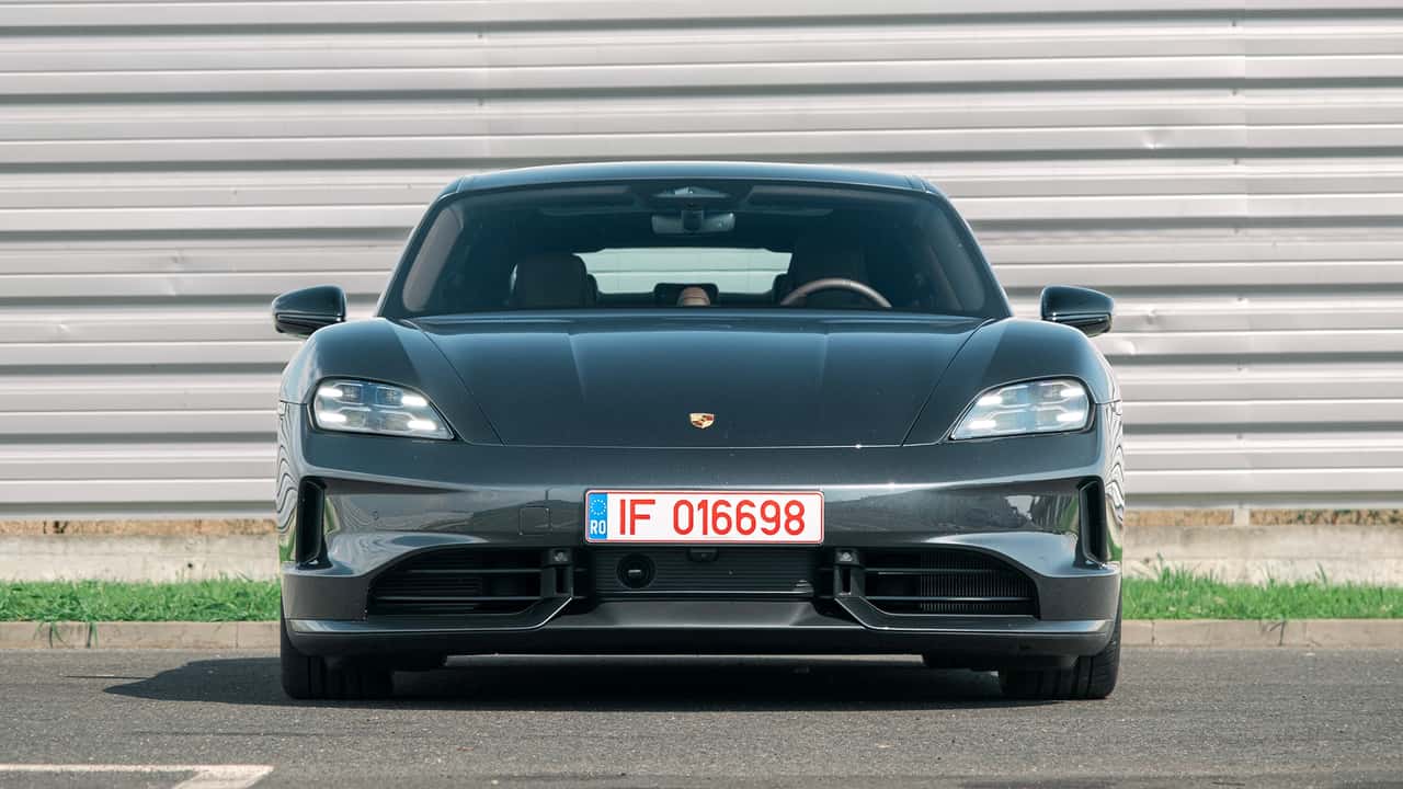 Porsche Taycan parkeret foran bygning