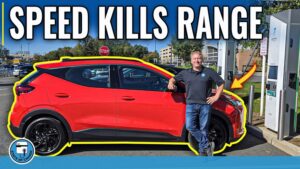 Rød Chevrolet Bolt EUV ved ladestation