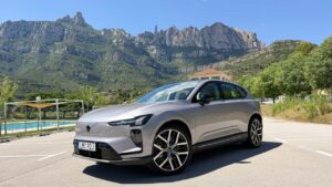 Volvo EX30 parkeret foran bjerge